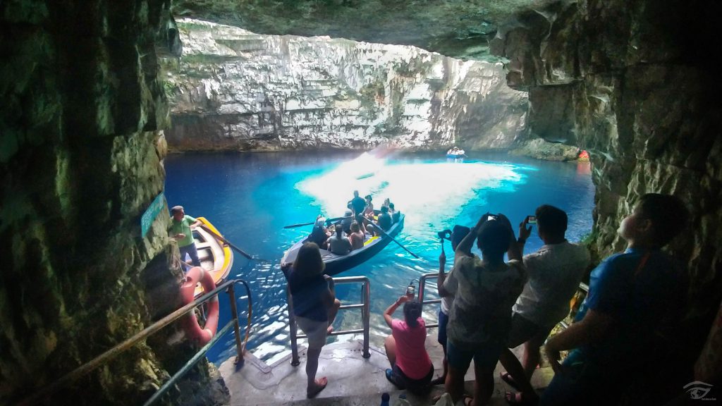  Widok na "port" łódek na Melissani