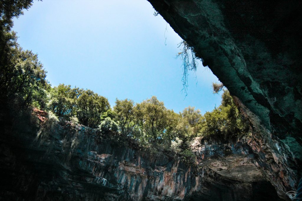 Widok na niebo z Melissani