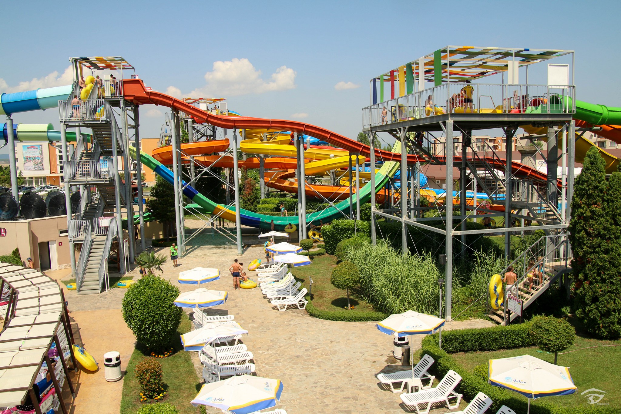 Action Park, widok na zjeżdżalnie