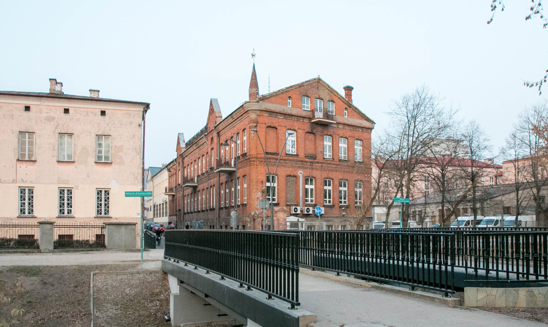 Budynek poczty i rzeka Biała. Miejsce, w którym zginął mały Zenek.