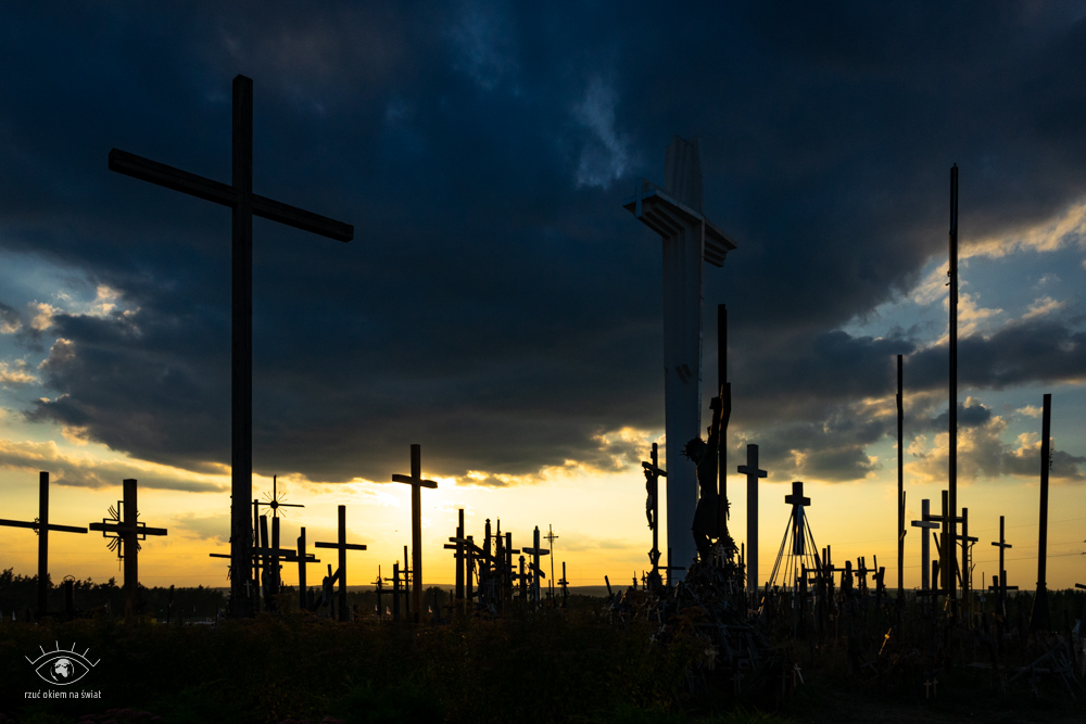 Święta Woda, krzyże na tle zachodu słońca