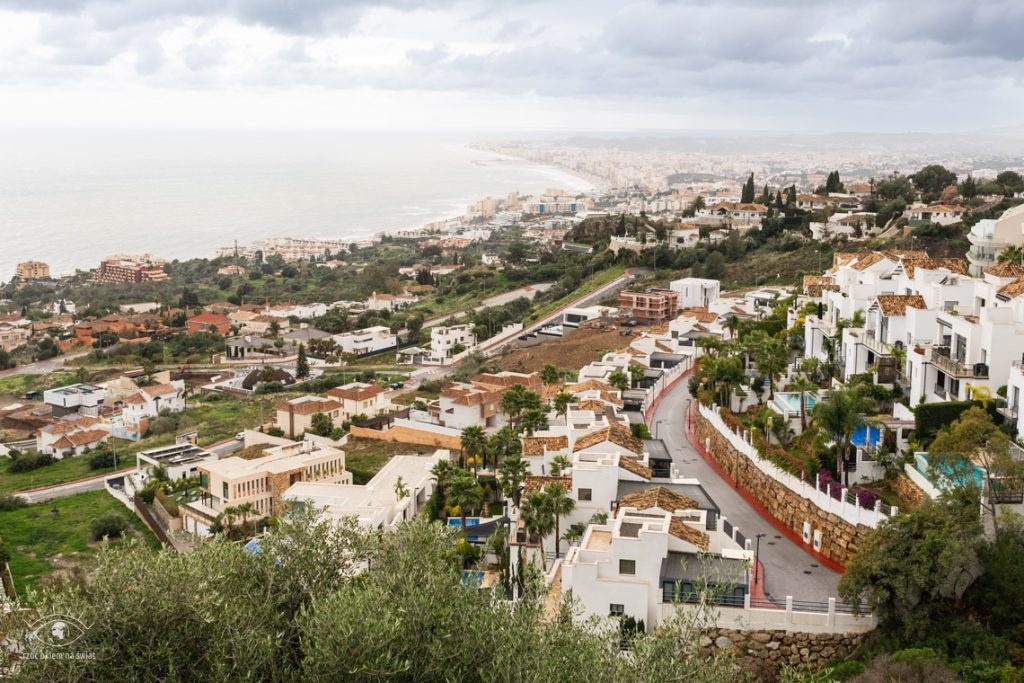 widok na wybrzeże Benalmadeny